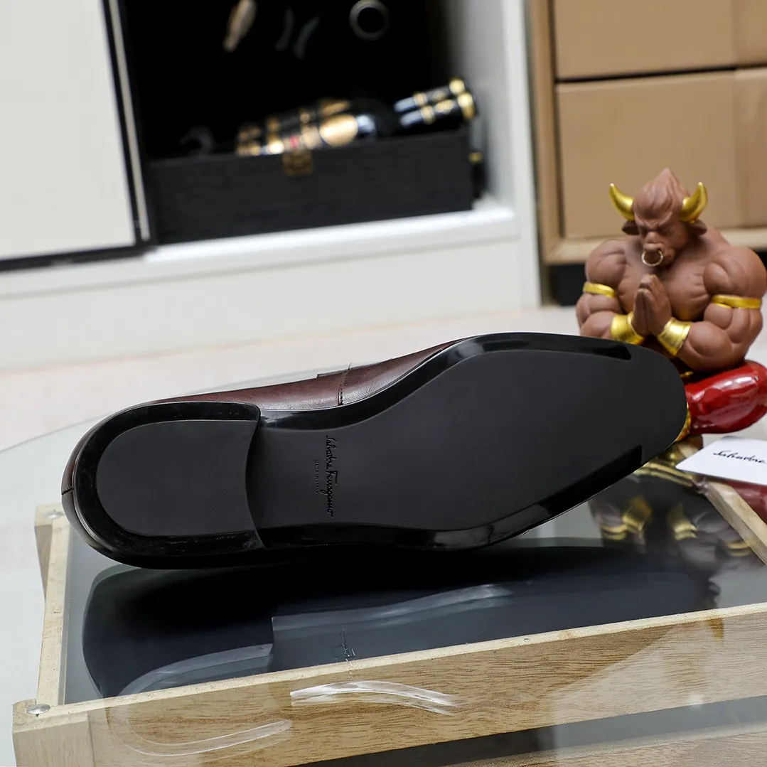 Men's shoes 💰460 🔥Ferragamo's new men's casual slip-on shoes🇨🇳Official website original 1:1 mold, original quality💯Fine workmanship, high-end luxury☘The upper is made of imported Italian first-layer cowhide🌴Luxurious water dyeing🐂Leather lining🍓Rubber wear-resistant and non-slip outsole, breathable and comfortable to wear🍍The first choice for high-grade men, 5 colors available! Code number 38-44 (45.46. Customized)